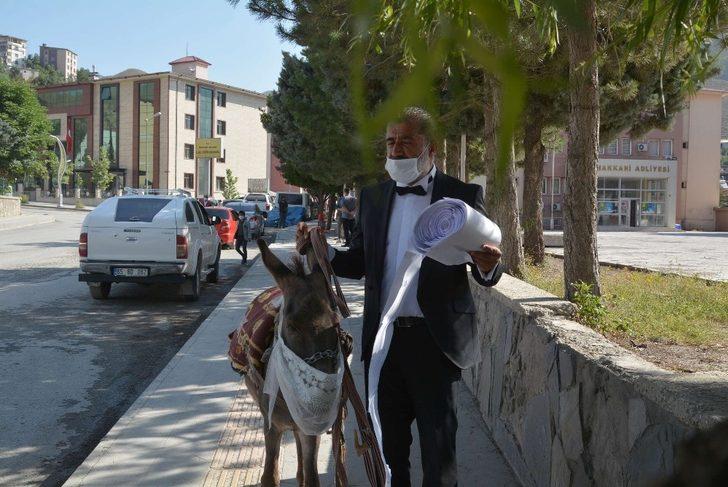 Sanatçı Aydın maske taktığı eşekle hak arayışı için adliye kapısında G4