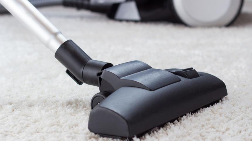 Meğer elektrikli s&uuml;p&uuml;rge bu y&uuml;zden k&ouml;t&uuml; koku yayıyormuş! &Ouml;nlemek &ccedil;ok basit...