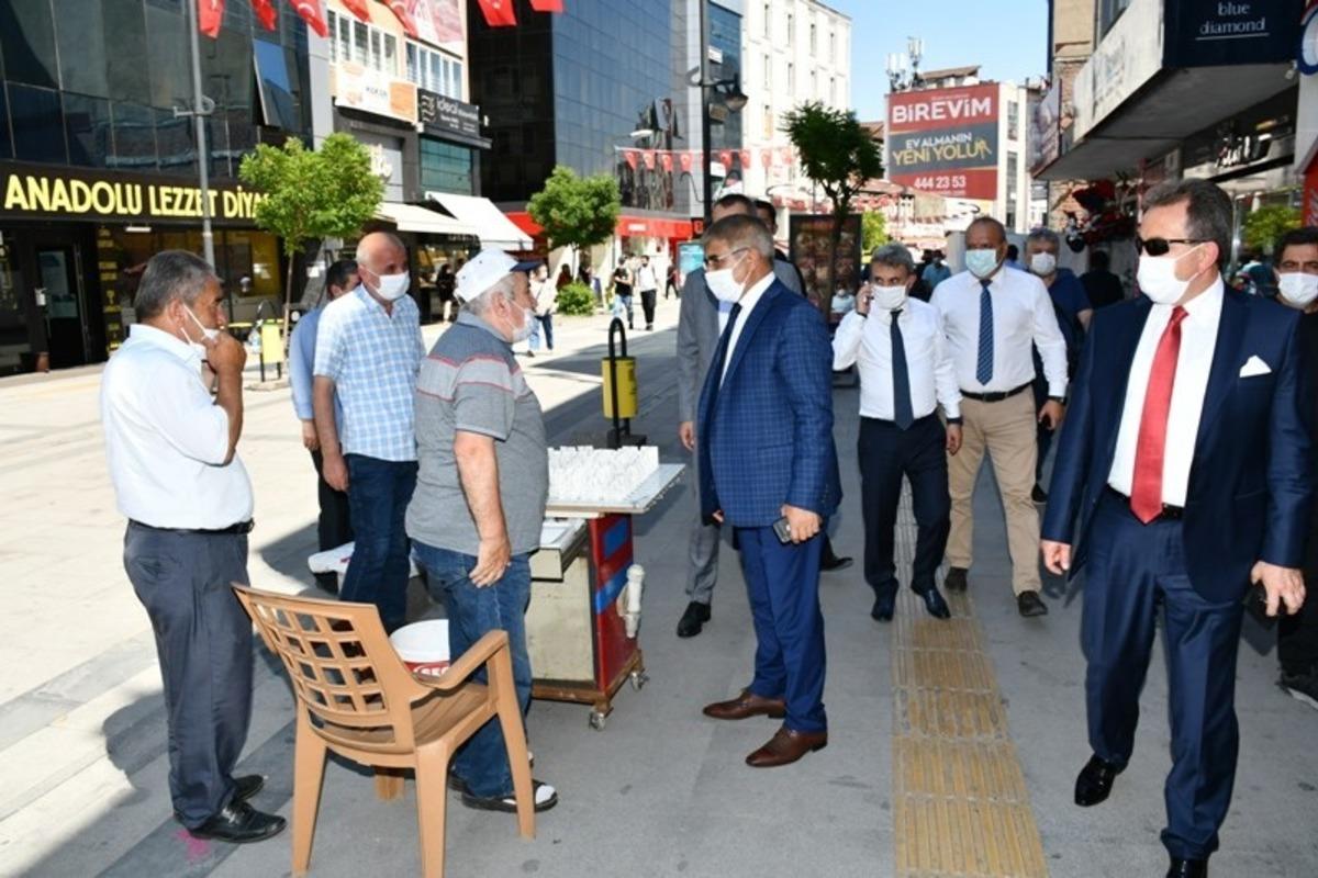 Vali G&uuml;rel hem uyardı hem maske dağıttı