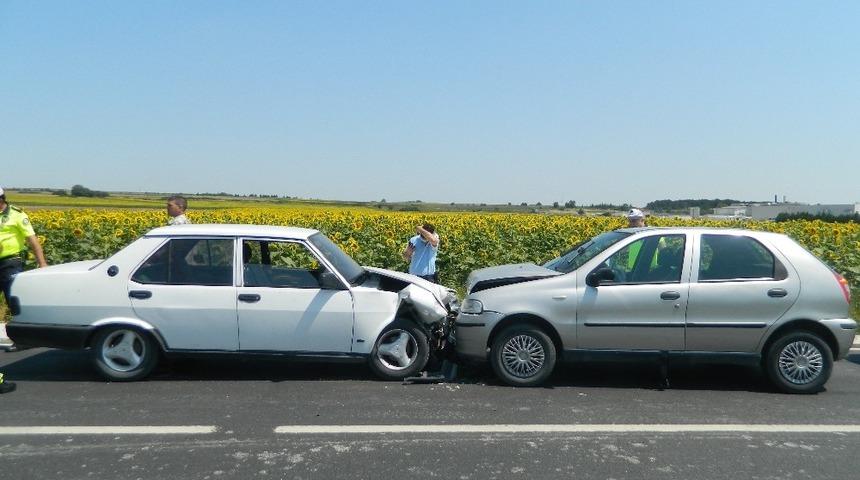 L&uuml;leburgaz&rsquo;da iki otomobil &ccedil;arpıştı: 3 yaralı