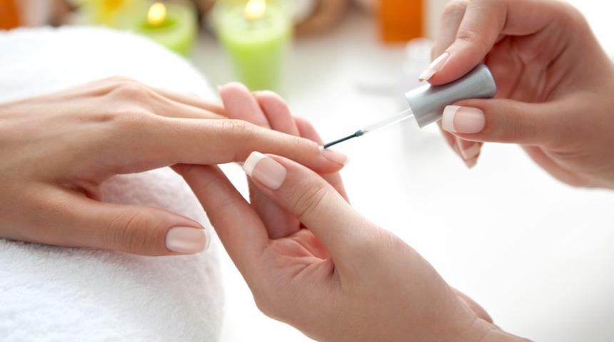 Meğer herkes yanlış yapıyormuş! Kusursuz ve taşmayan oje g&ouml;r&uuml;nt&uuml;s&uuml; i&ccedil;in &ouml;neriler...