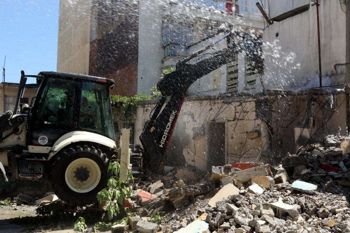 Akdeniz&rsquo;de iki metruk binanın yıkımı ger&ccedil;ekleştirildi