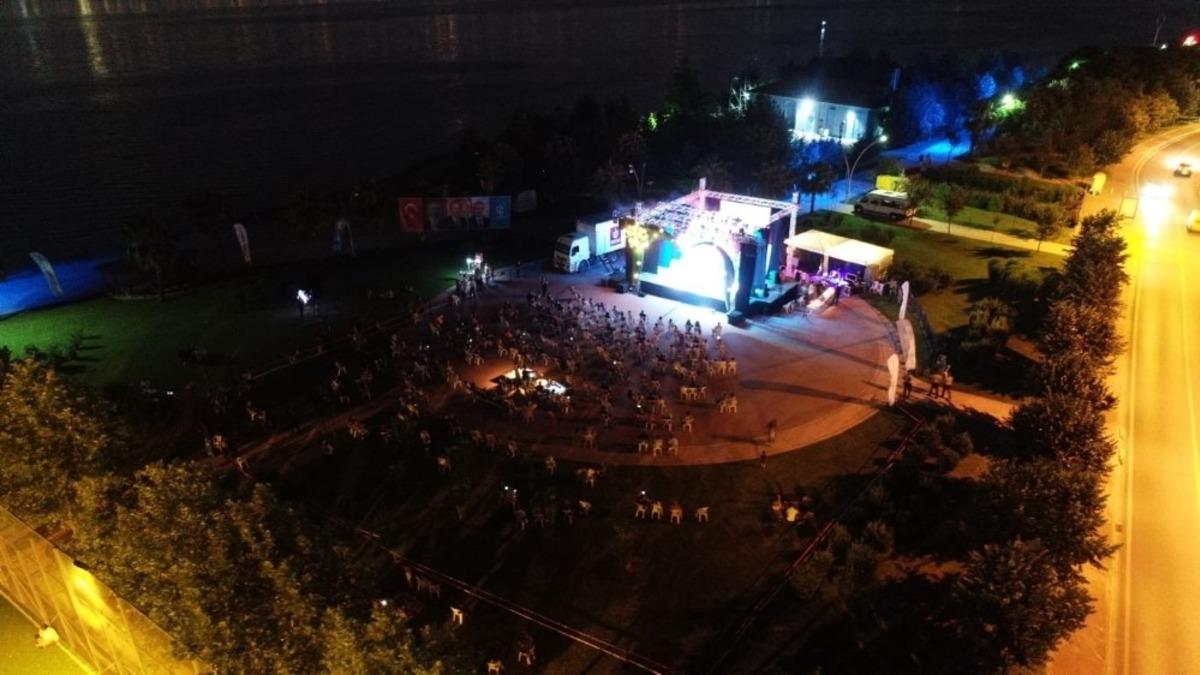 &ldquo;Mesafeli Kabare&rdquo; g&ouml;sterisine yoğun ilgi