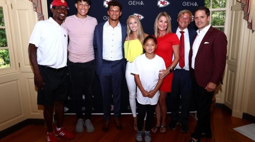 Patrick Mahomes, 503 milyon dolarlık sözleşme ile tarihin en çok kazanan sporcusu oldu