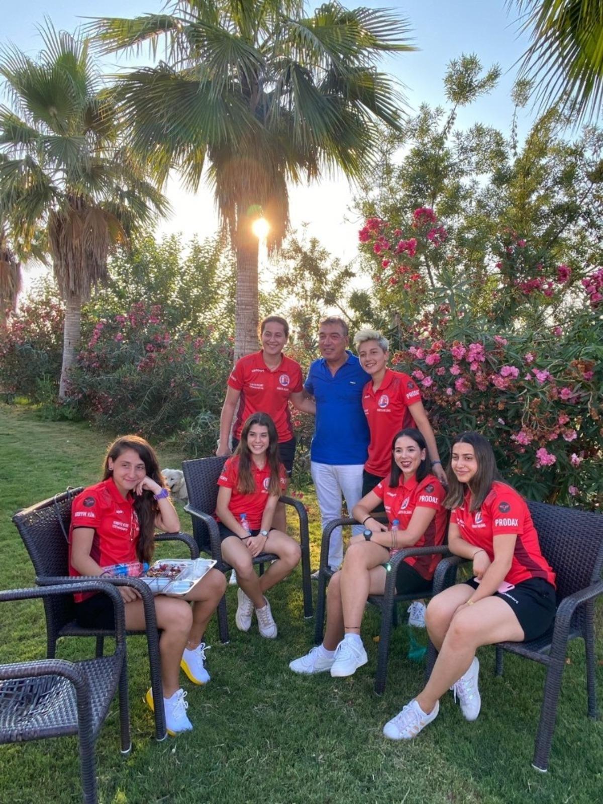 Kadın Futbol Takımından Şahin Kırbıyık&rsquo;a moral ziyareti