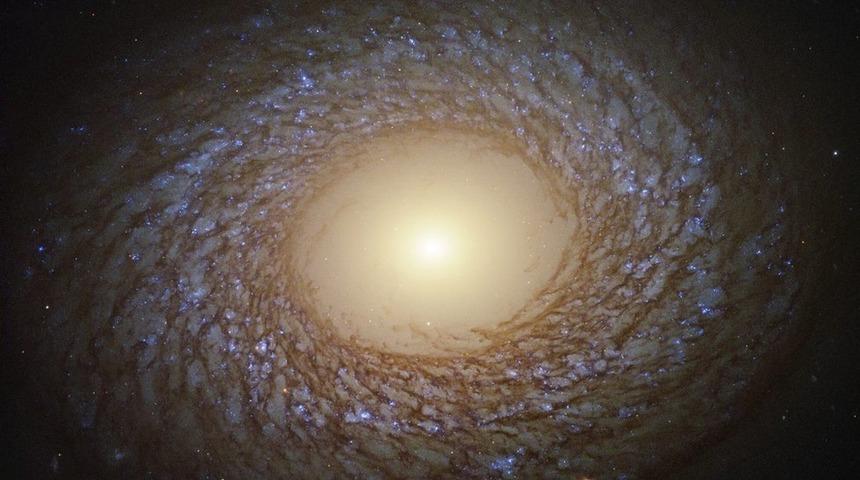 NASA'nın Hubble Uzay Teleskobu ortasında b&uuml;y&uuml;k bir boşluk olan galaksinin fotoğrafını &ccedil;ekti