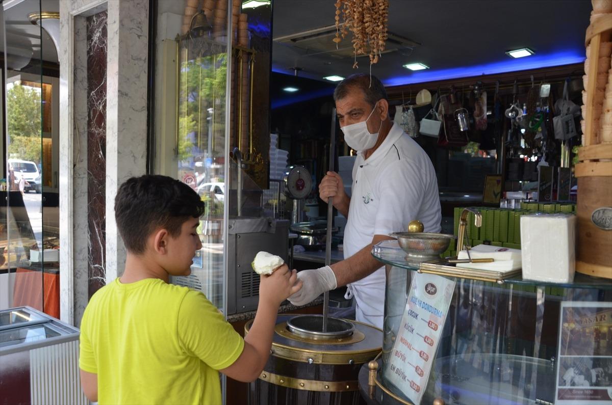Kahramanmaraş'ta sıcağa karşı dondurma ve meyan şerbeti