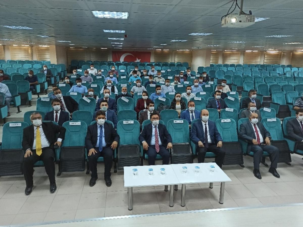 Vali &Ccedil;i&ccedil;ek belde ve k&ouml;y muhtarları ile toplantı d&uuml;zenledi