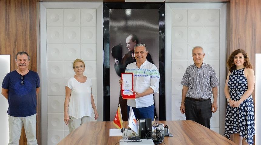 ANT&Ccedil;EV&rsquo;den Başkan Uysal&rsquo;a plaket