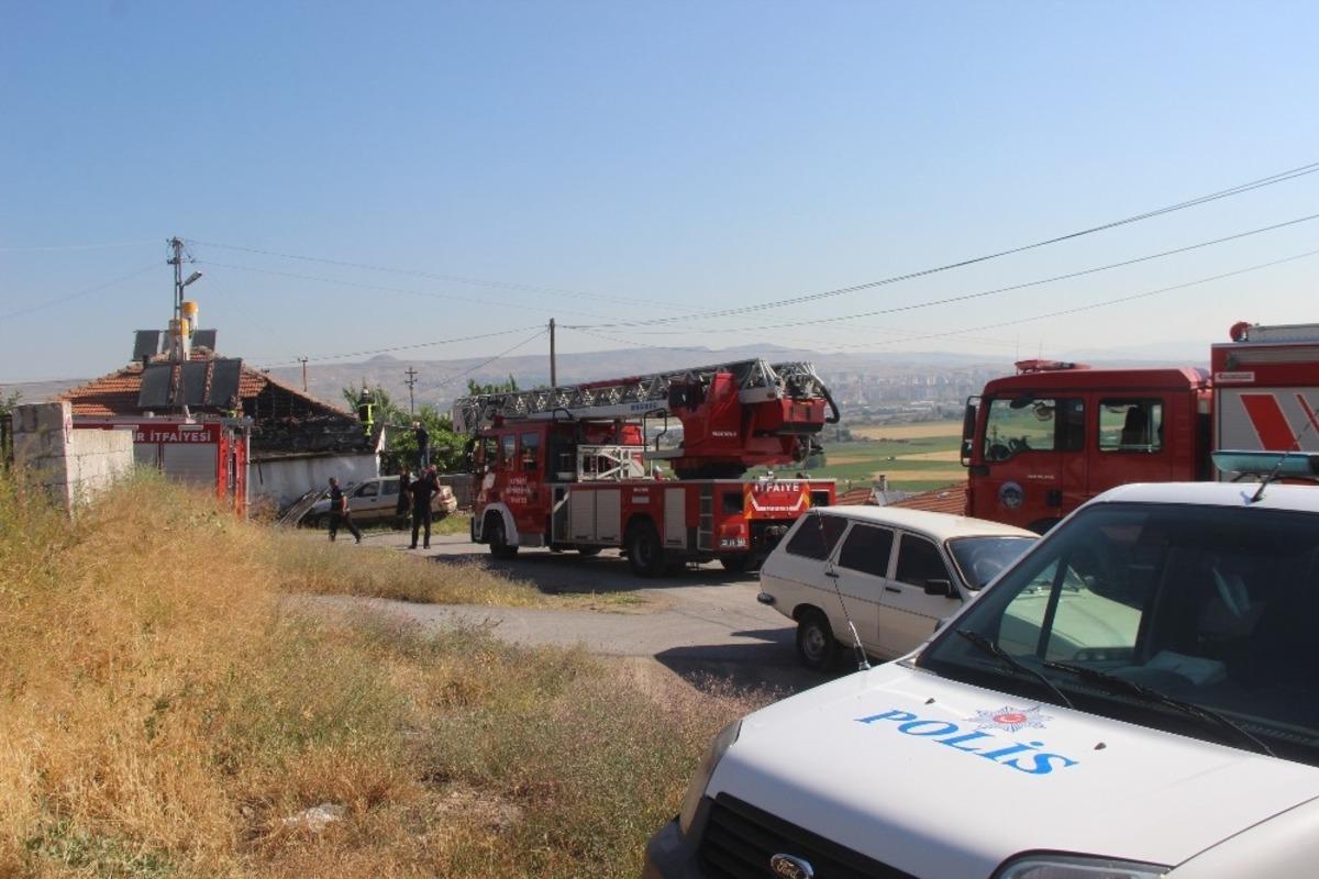 &Ccedil;atı yangını b&uuml;y&uuml;meden s&ouml;nd&uuml;r&uuml;ld&uuml;