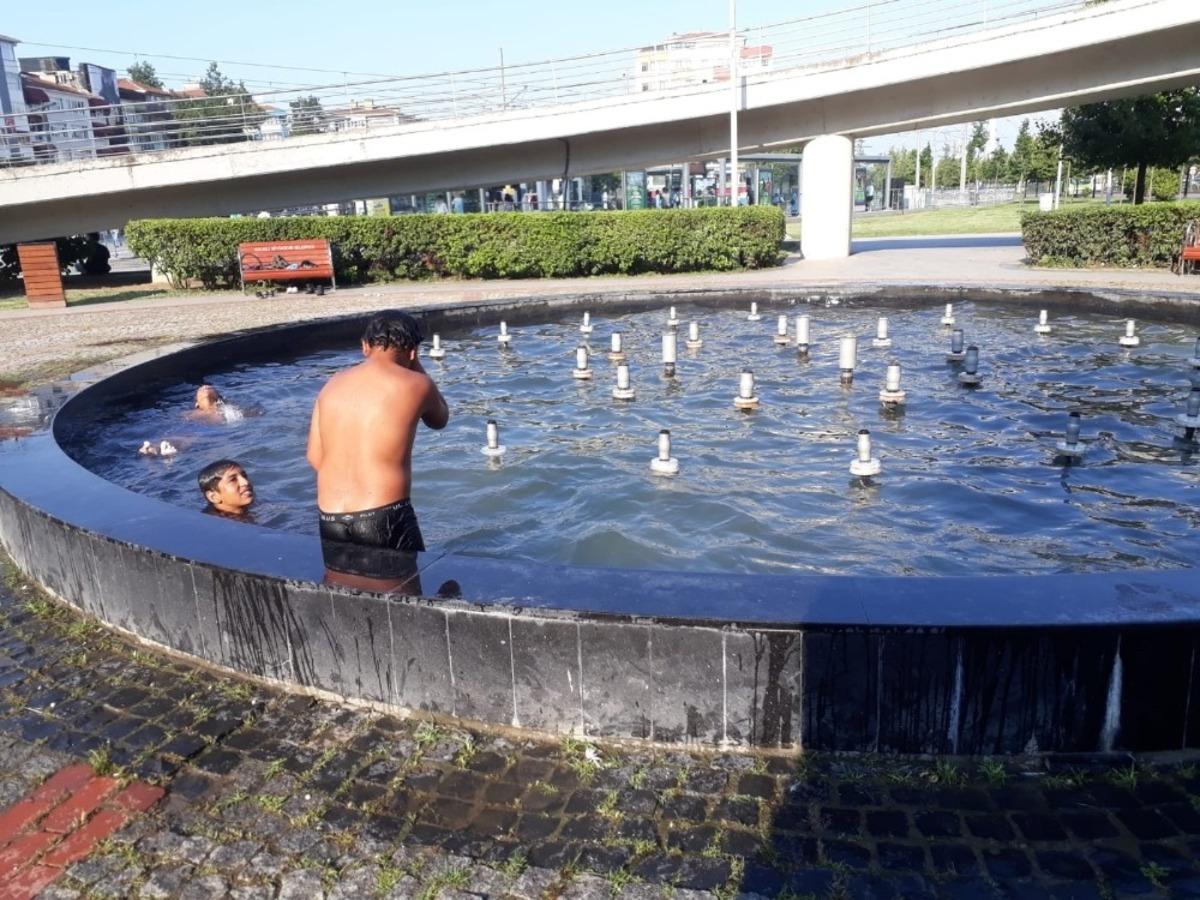 Serinlemek i&ccedil;in 220 volt elektriğin i&ccedil;inde y&uuml;zd&uuml;ler