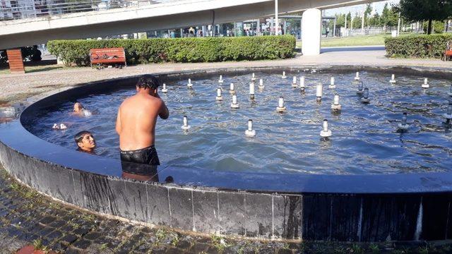 Serinlemek için 220 volt elektriğin içinde yüzdüler