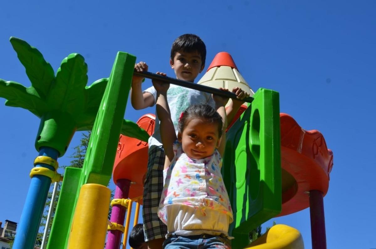B&uuml;nyan&rsquo;da &ccedil;ocuklar yeni oyuncaklarından memnun