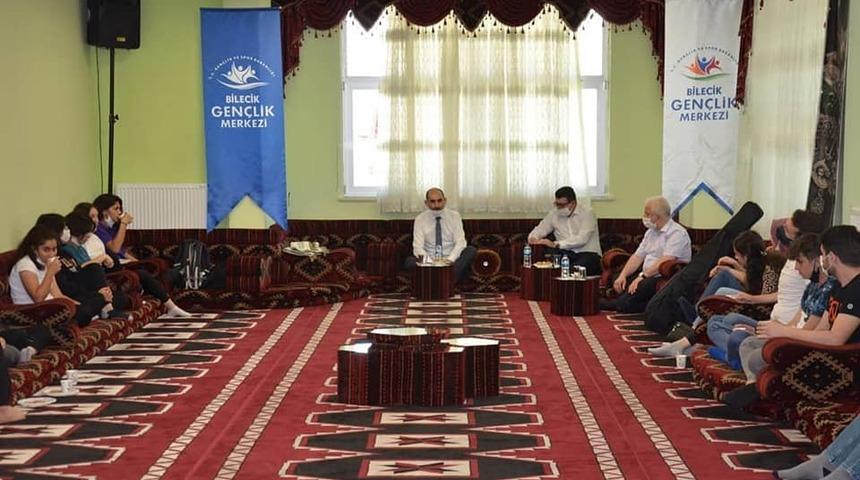 İl M&uuml;d&uuml;r&uuml; Yasin &Ouml;zdemir Has Oda&rsquo;da gen&ccedil;ler ile buluştu.