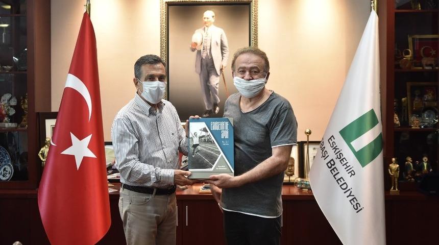 Kitabını Başkan Ata&ccedil; i&ccedil;in imzaladı