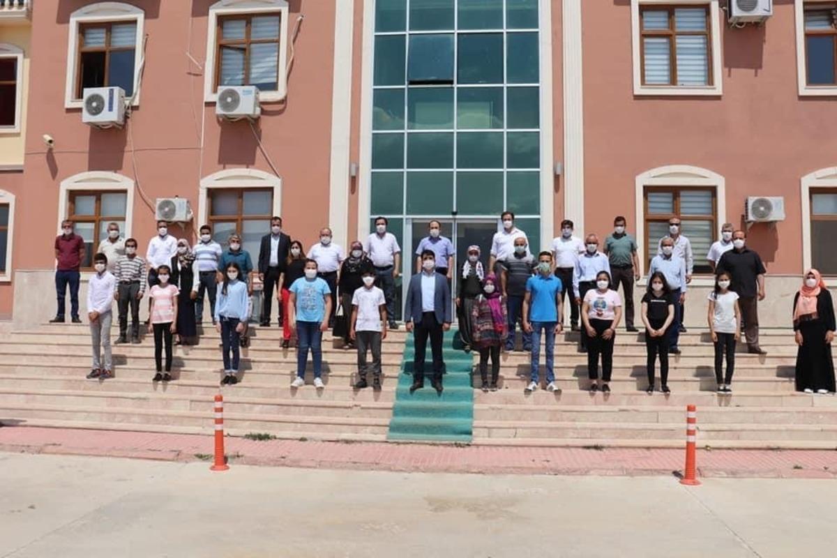 Okul birincileri &ccedil;eyrek altınla &ouml;d&uuml;llendirildi