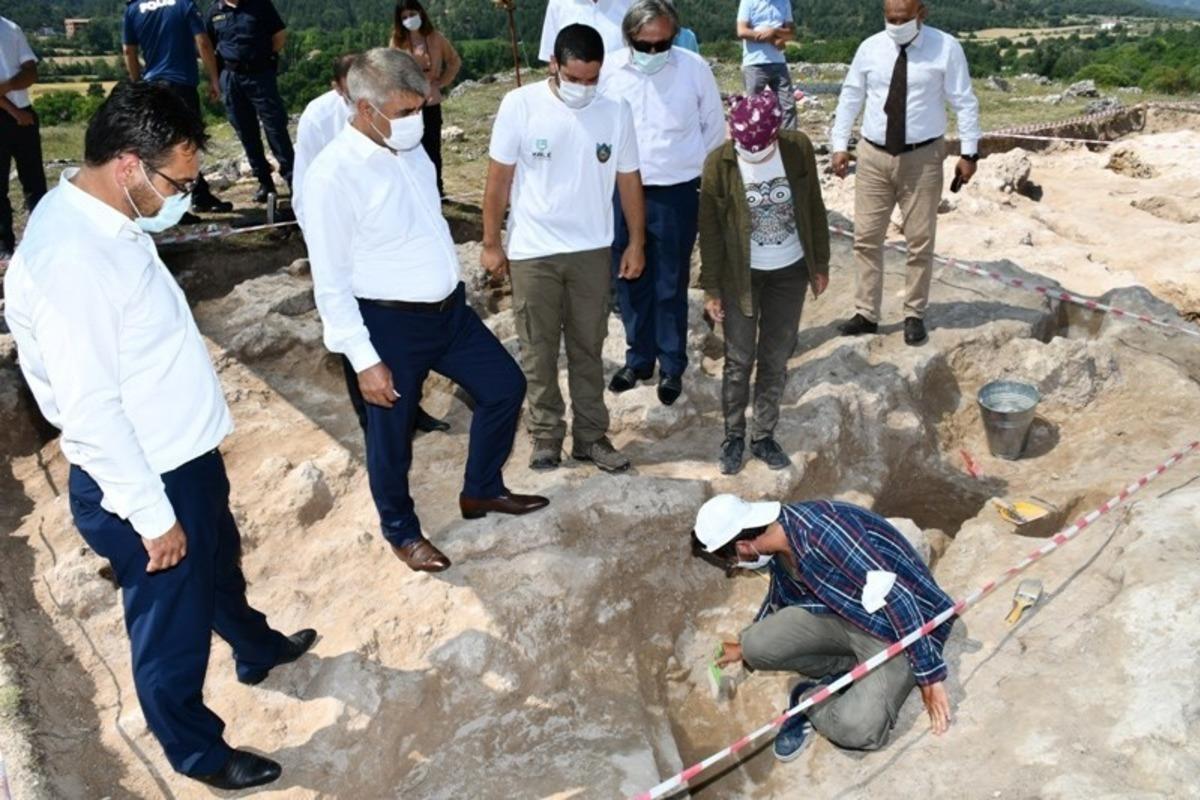 Vali G&uuml;rel antik kentteki kazı &ccedil;alışmalarını inceledi