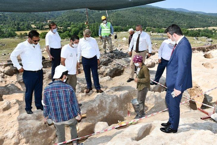 Vali Gürel antik kentteki kazı çalışmalarını inceledi G2