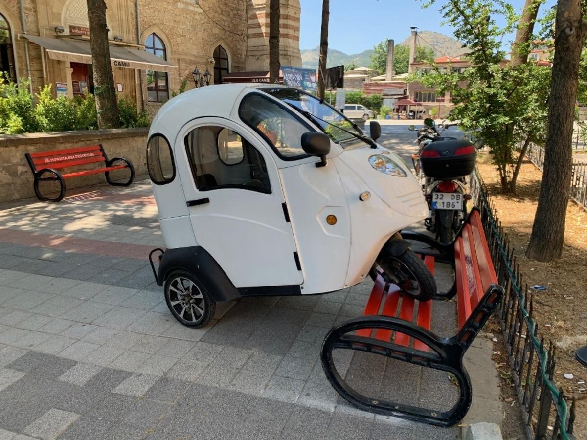 Isparta&rsquo;da bank &uuml;zerinde elektrikli ara&ccedil; g&ouml;renleri şaşırttı, olay sonradan anlaşıldı