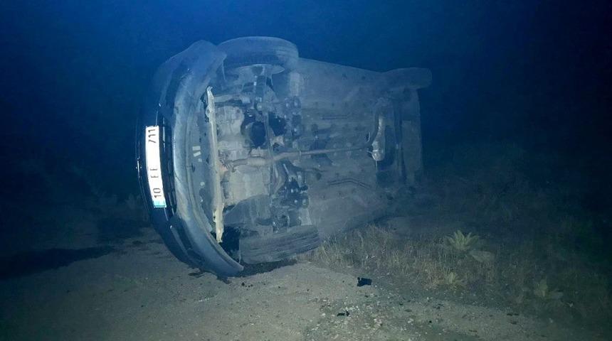 G&ouml;lbaşı&rsquo;nda otomobil yan yattı