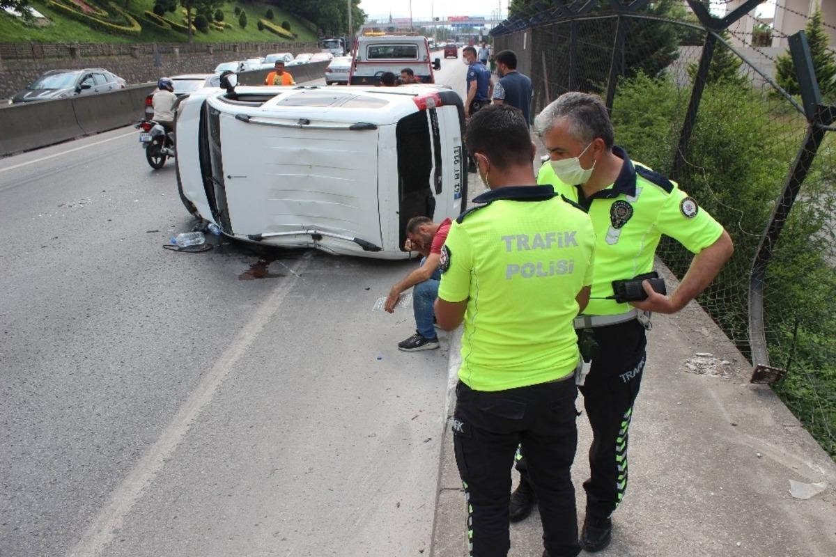 Yoldan &ccedil;ıkan hafif ticari ara&ccedil; yan yattı: 1 yaralı
