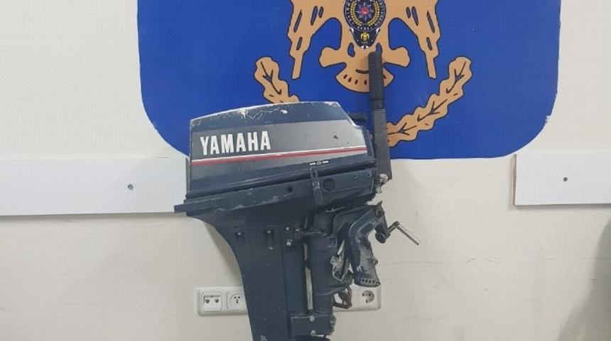 Didim&rsquo;de bir teknenin motorunu &ccedil;alan hırsızlar yakalandı