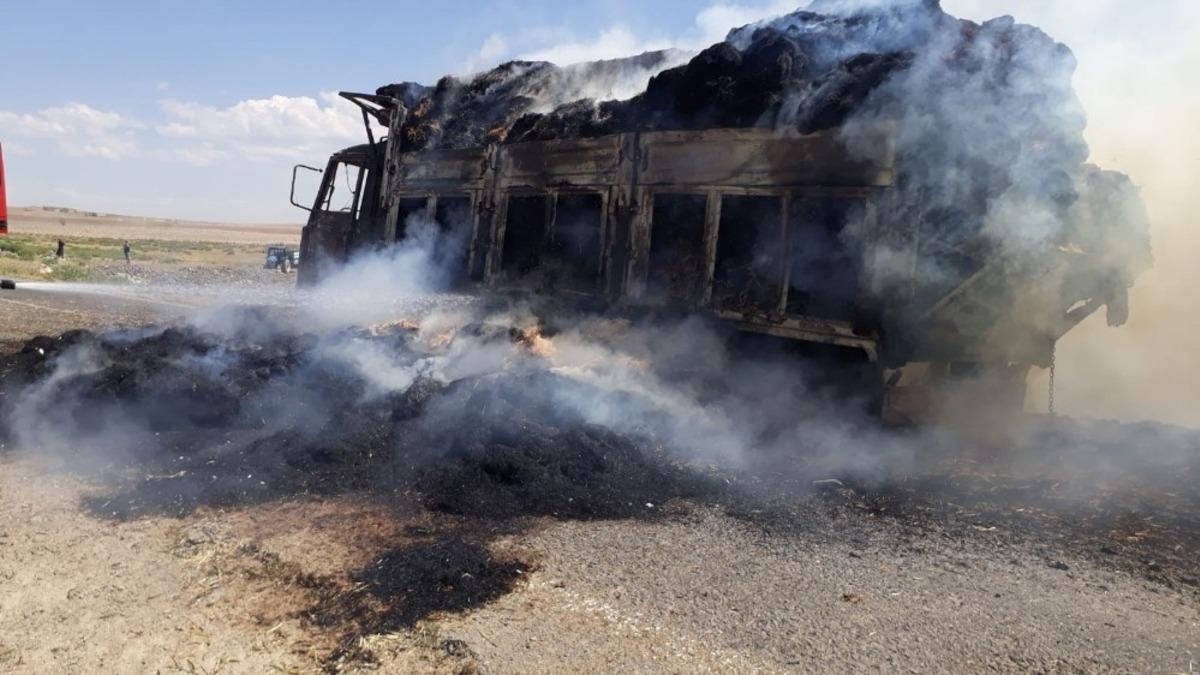 Seyir halindeki kamyonet alev aldı