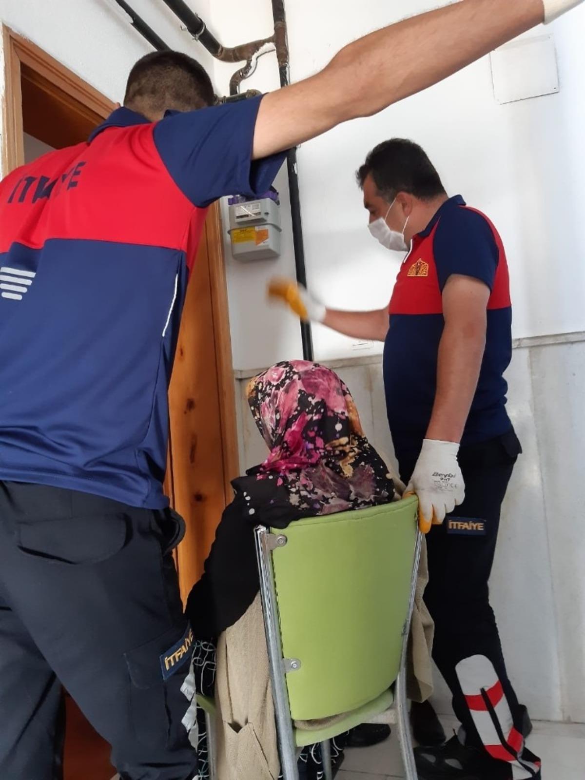 80 yaşındaki Halime teyzenin yardımına itfaiye koştu