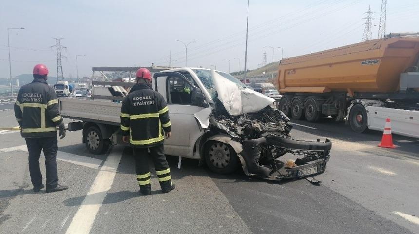 Kocaeli TEM Otoyolunda kamyonet tıra arkadan &ccedil;arptı: 2 yaralı