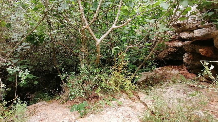 4 kişinin define ararken kaybolduğu mağara girişi görüntülendi