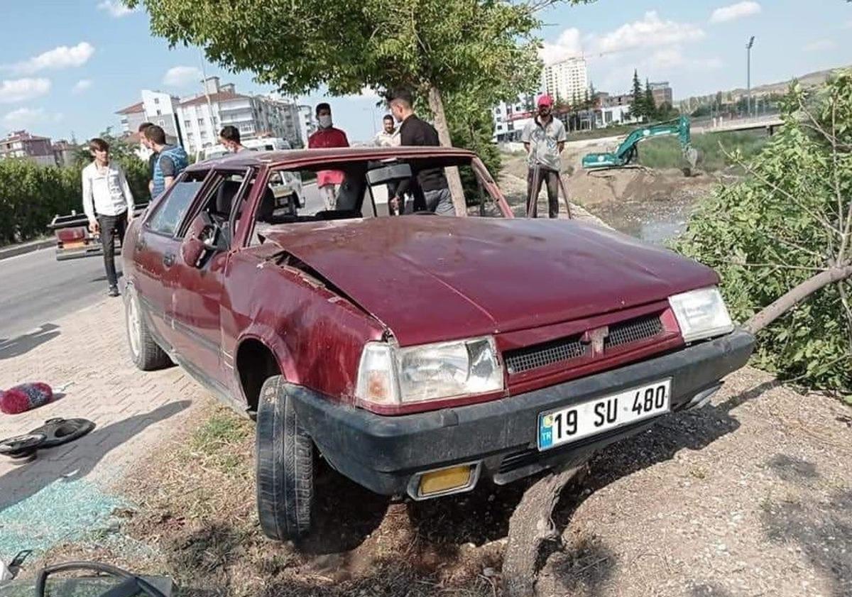 Takla atan otomobili dereye u&ccedil;maktan ağa&ccedil; kurtardı