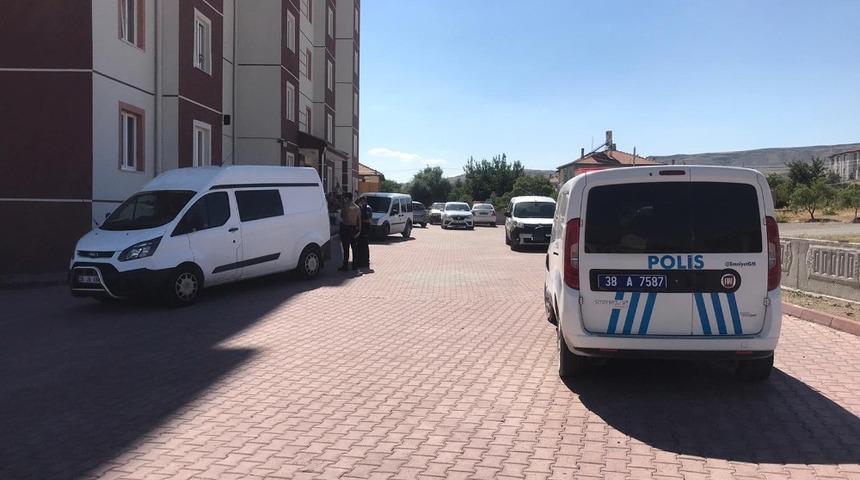 Kayseri&rsquo;de intihar; kafasına silahla ateş eden kadın ağır yaralandı