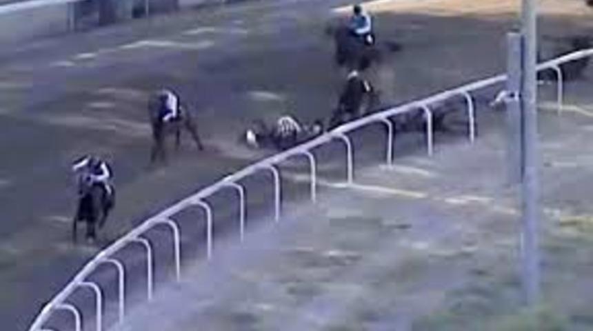 Hipodromda korkunç kaza: 3 jokey yaralandı, 2 at uyutuldu