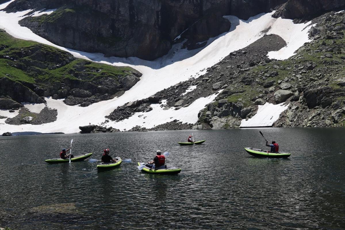 Giresun'da 2 bin 750 rakımlı buzul g&ouml;l&uuml;nde kano etkinliği yapıldı