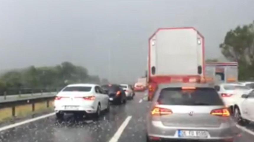 Bolu'da yağan dolu, TEM'de ulaşımı aksattı