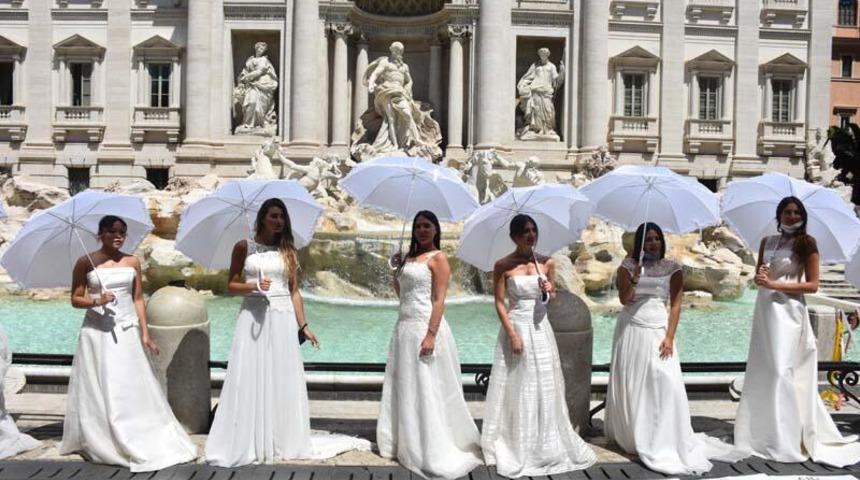 Gelin adayları korona kısıtlamalarını protesto etti