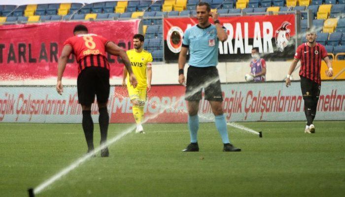 Gençlerbirliği-Fenerbahçe maçında ilginç anlar yaşandı! Sahayı su bastı..