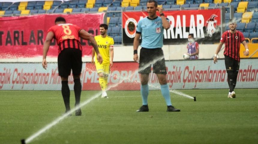 Gençlerbirliği-Fenerbahçe maçında ilginç anlar... Sahayı su bastı!