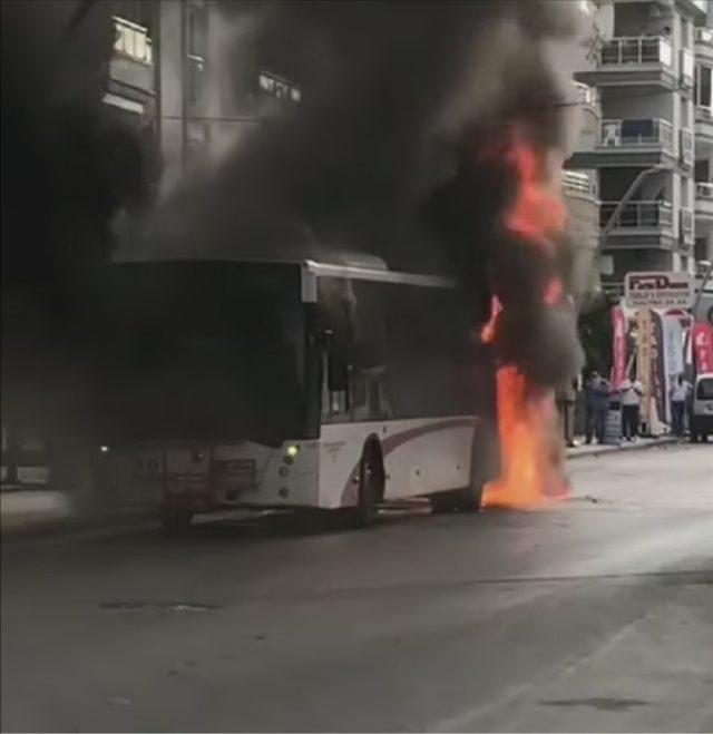 İzmir’de faciadan dönüldü, belediye otobüse alev alev yandı
