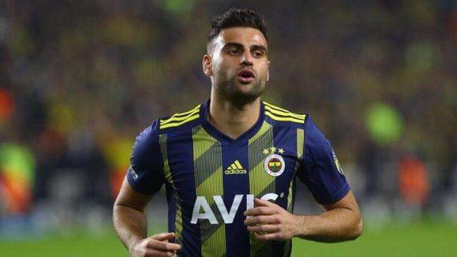Fenerbahçeli futbolcu Deniz Türüç, oyundan alınınca sinirlendi