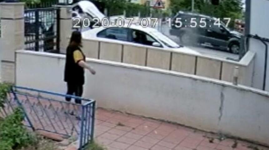 Zehirlenen sokak k&ouml;peğini veterinere yetiştirmeye &ccedil;alışırken aracıyla markete daldı