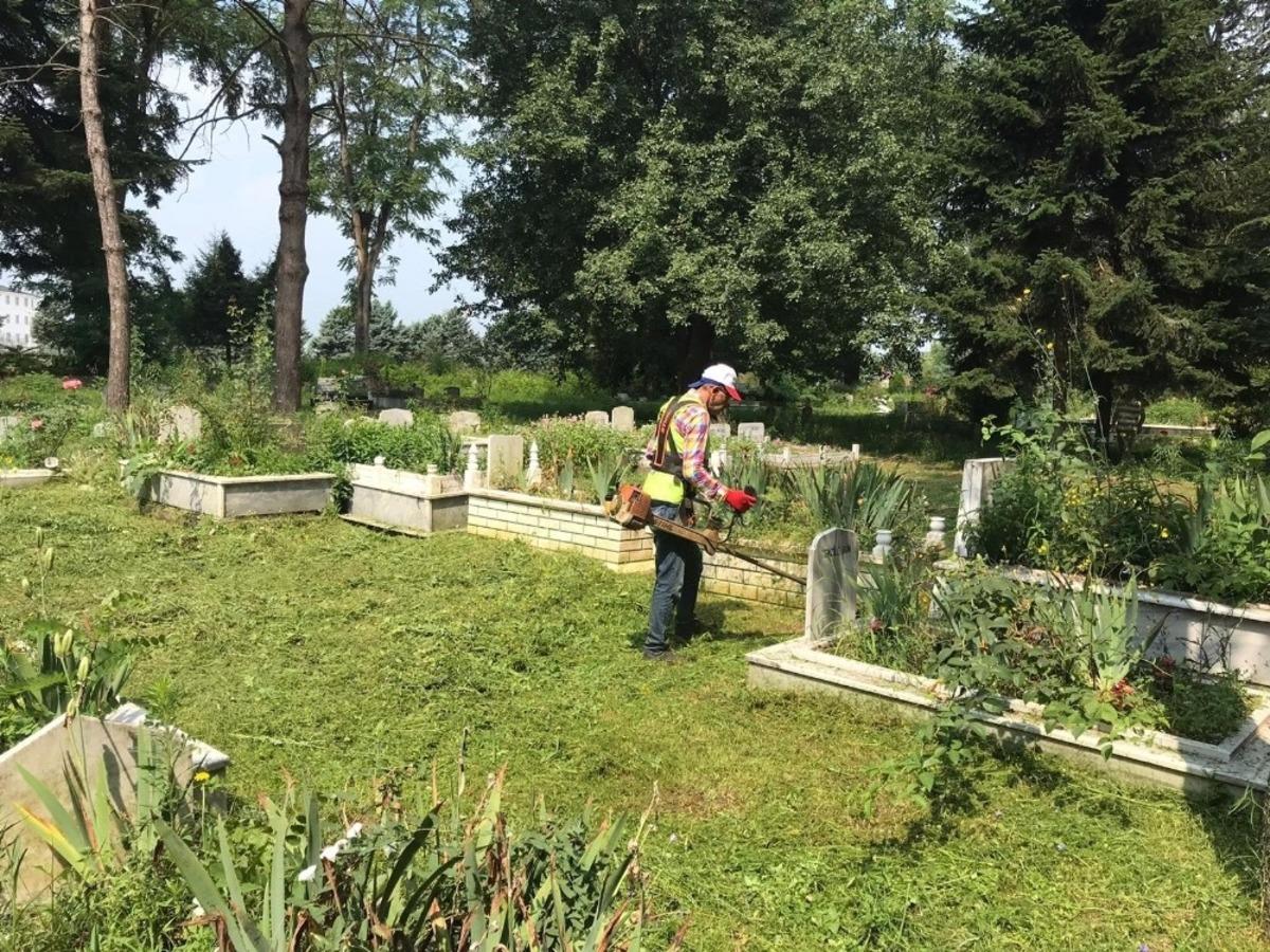 D&uuml;zce&rsquo;de mezarlıklarda bayram temizliği başladı