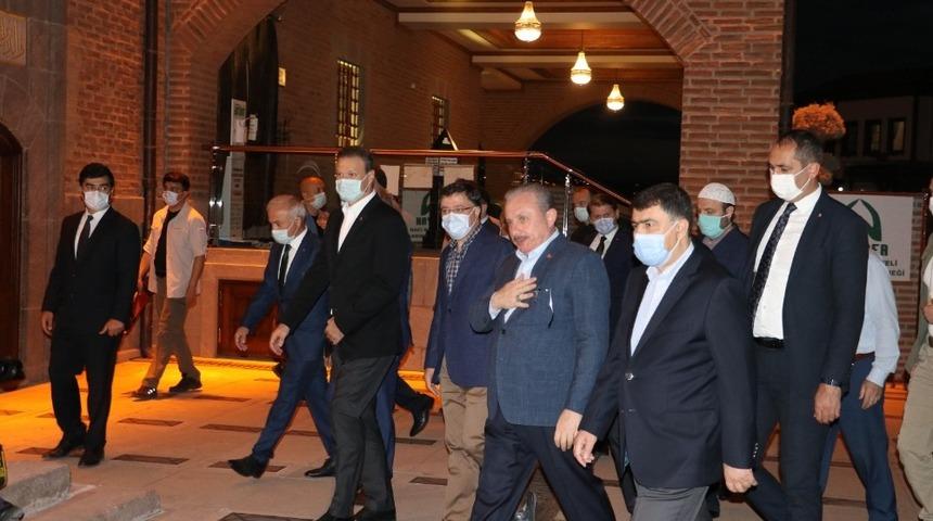 TBMM Başkanı Şentop Hacı Bayram Veli Camisi’nde namaz kıldı