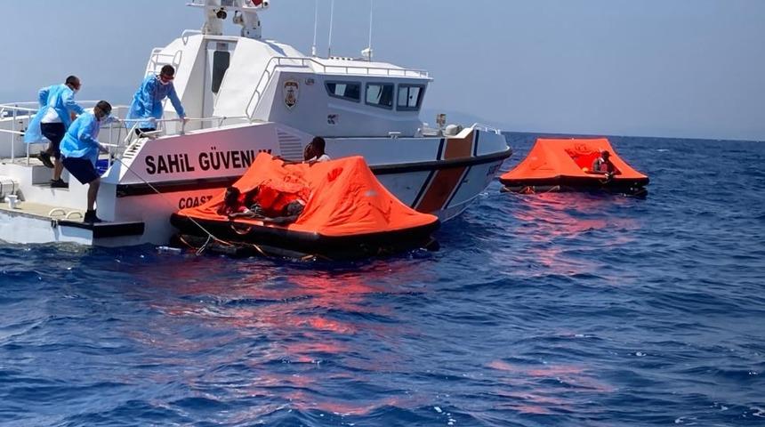Fo&ccedil;a'da can sallarındaki 26 ka&ccedil;ak g&ouml;&ccedil;men kurtarıldı