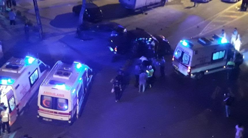 Kontrolden &ccedil;ıkan pikap &ouml;nce park halindeki otob&uuml;se ardından yolda y&uuml;r&uuml;yen iki vatandaşa &ccedil;arptı: 2 &ouml;l&uuml;