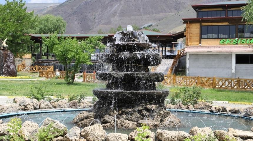 Erzincan Belediyesi Fen İşleri M&uuml;d&uuml;rl&uuml;ğ&uuml; ekipleri il genelinde &ccedil;alışmalarını s&uuml;rd&uuml;r&uuml;yor