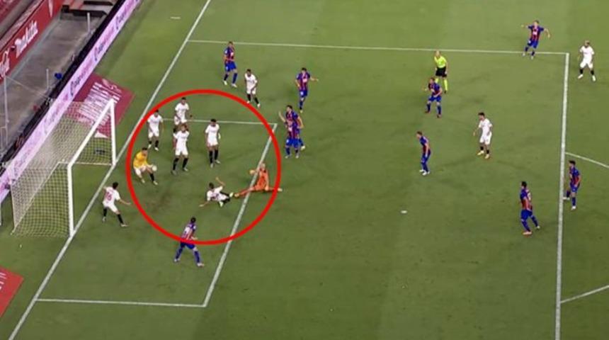 Sevilla'da kaleye geçen Lucas Ocampos, rakip kalecinin tarihe geçecek şutunu çıkardı