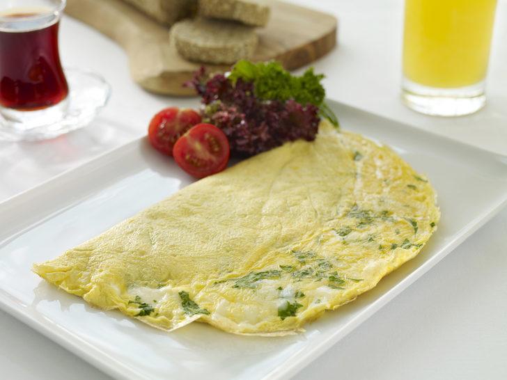 Peynirli omlet tarifi: Kahvaltıda gözler hep onu arar