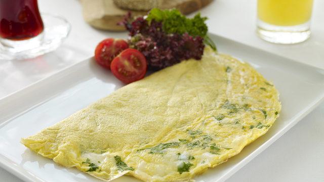 Peynirli omlet tarifi: Kahvaltıda gözler hep onu arar
