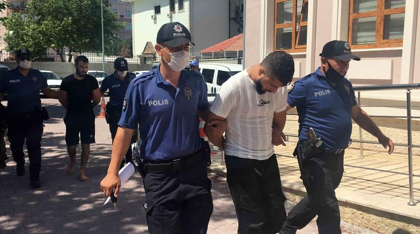 Hırsızlar kadın kıyafetiyle kaçmaya çalışırken yakalandı